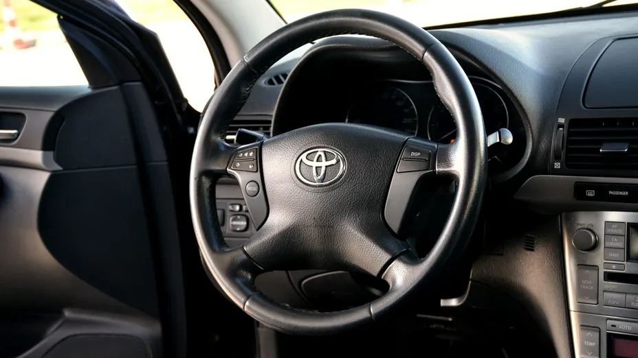 TOYOTA Avensis -