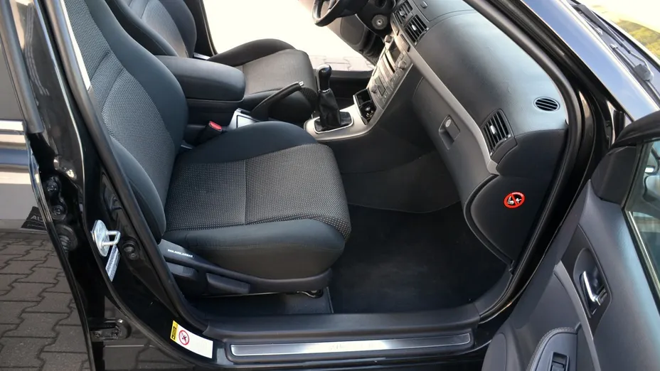 TOYOTA Avensis -