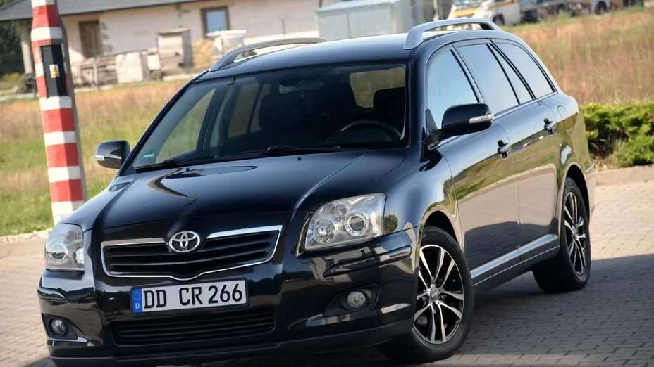 TOYOTA Avensis -