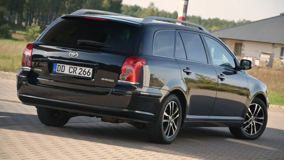 TOYOTA Avensis -