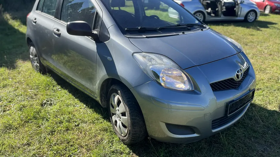 TOYOTA Yaris -