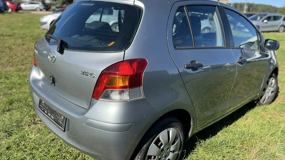 TOYOTA Yaris -