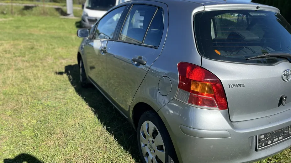 TOYOTA Yaris -