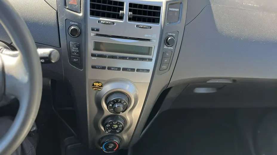 TOYOTA Yaris -