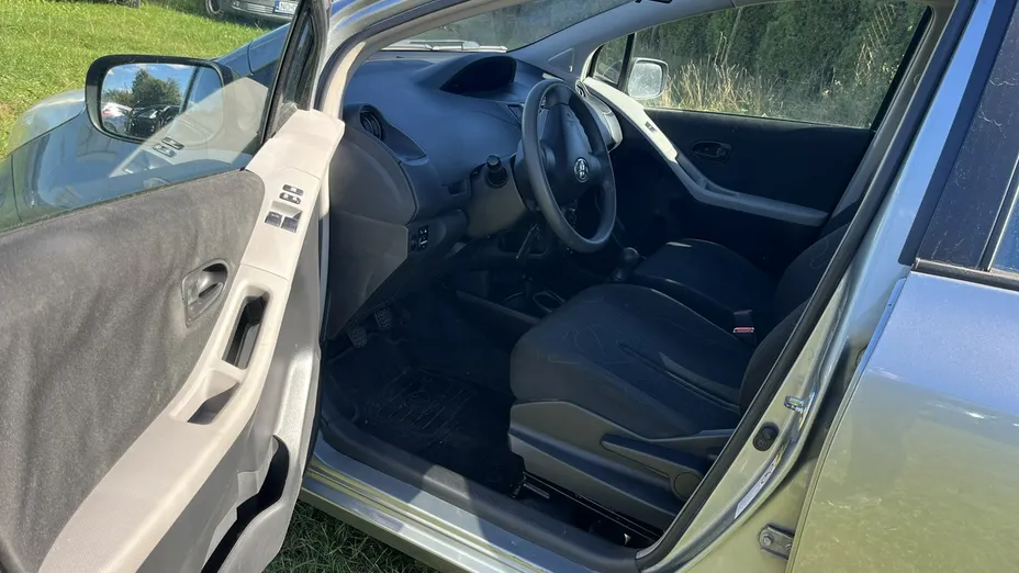 TOYOTA Yaris -