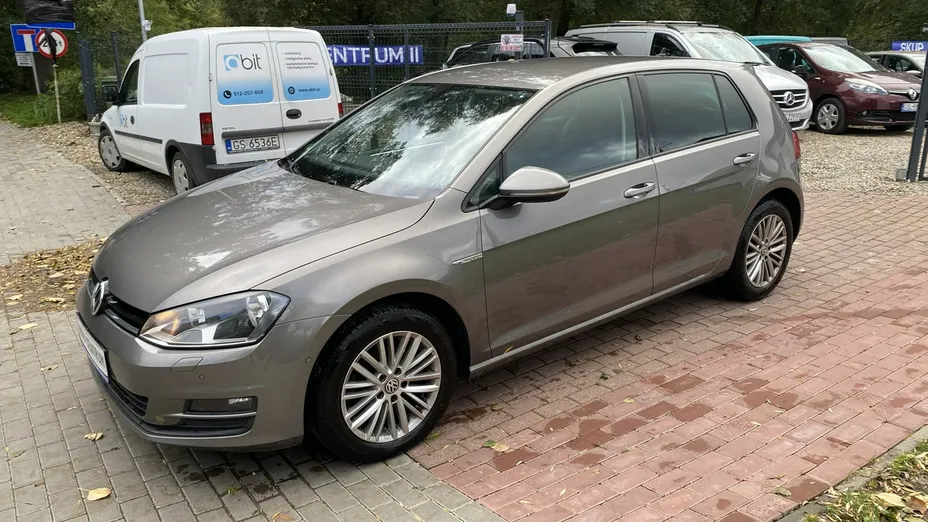 VOLKSWAGEN Golf -