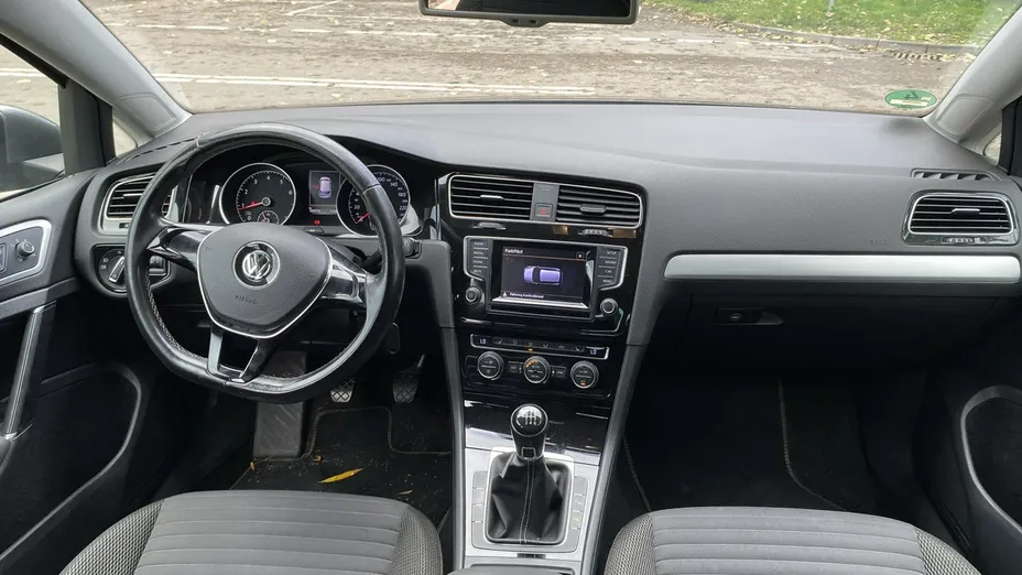 VOLKSWAGEN Golf -