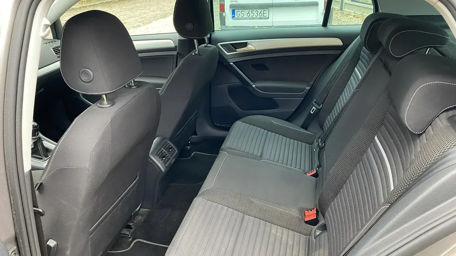 VOLKSWAGEN Golf -