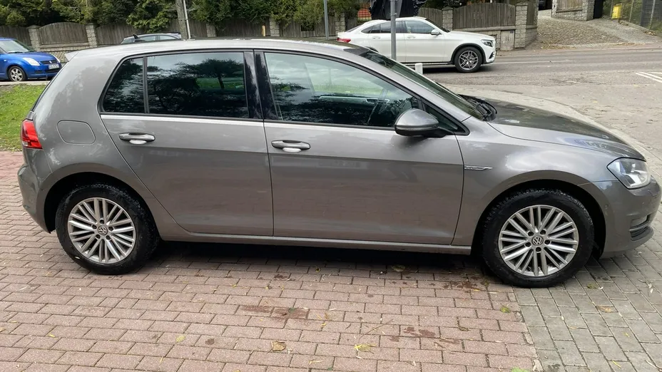 VOLKSWAGEN Golf -