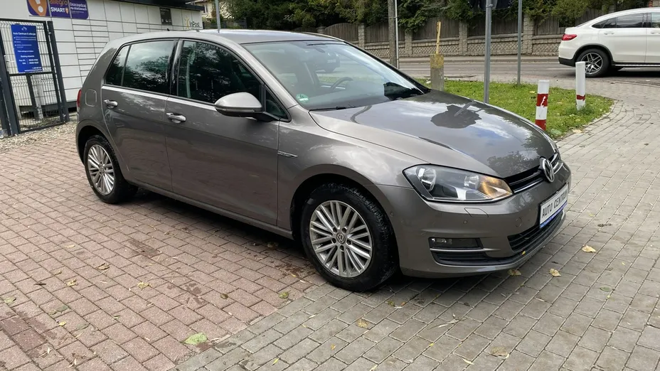 VOLKSWAGEN Golf -