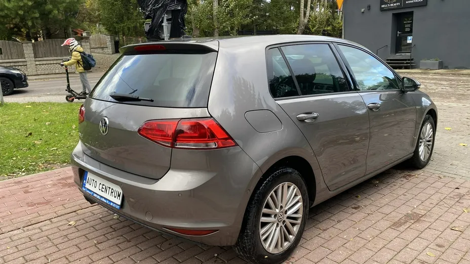 VOLKSWAGEN Golf -