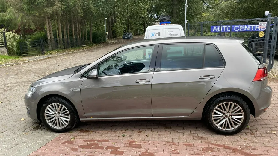 VOLKSWAGEN Golf -