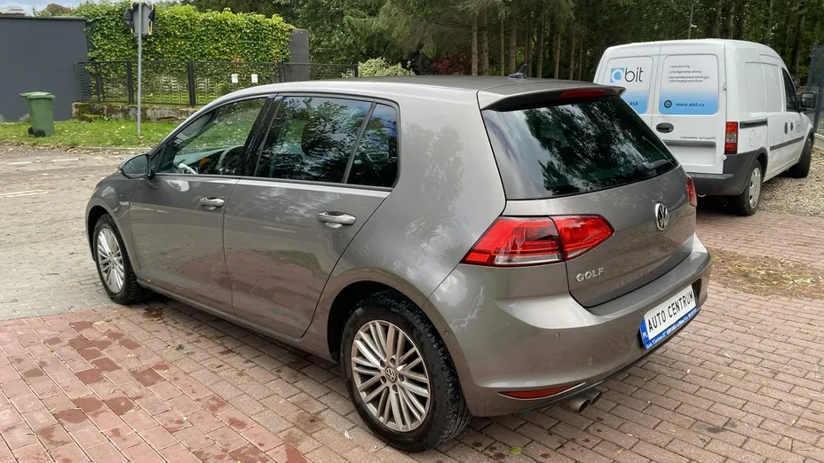 VOLKSWAGEN Golf -