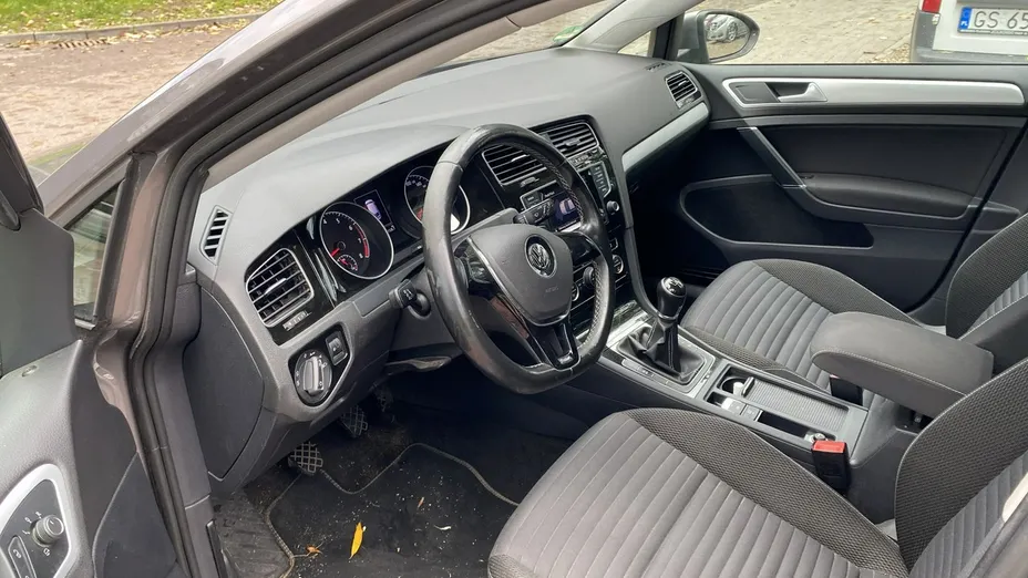 VOLKSWAGEN Golf -