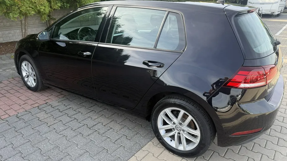 VOLKSWAGEN Golf -