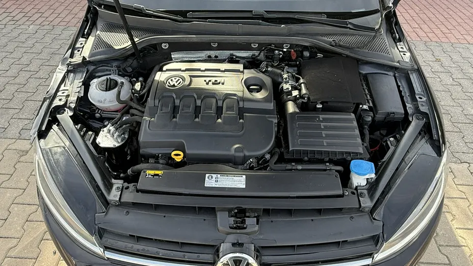 VOLKSWAGEN Golf -