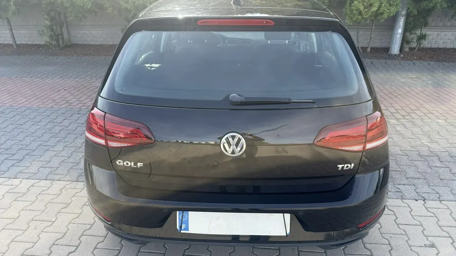 VOLKSWAGEN Golf -