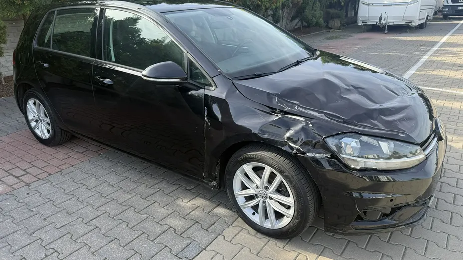 VOLKSWAGEN Golf -