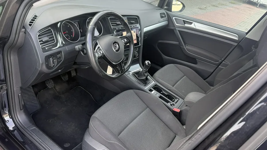 VOLKSWAGEN Golf -