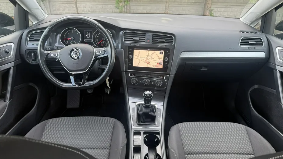 VOLKSWAGEN Golf -