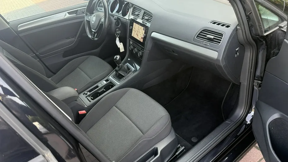 VOLKSWAGEN Golf -