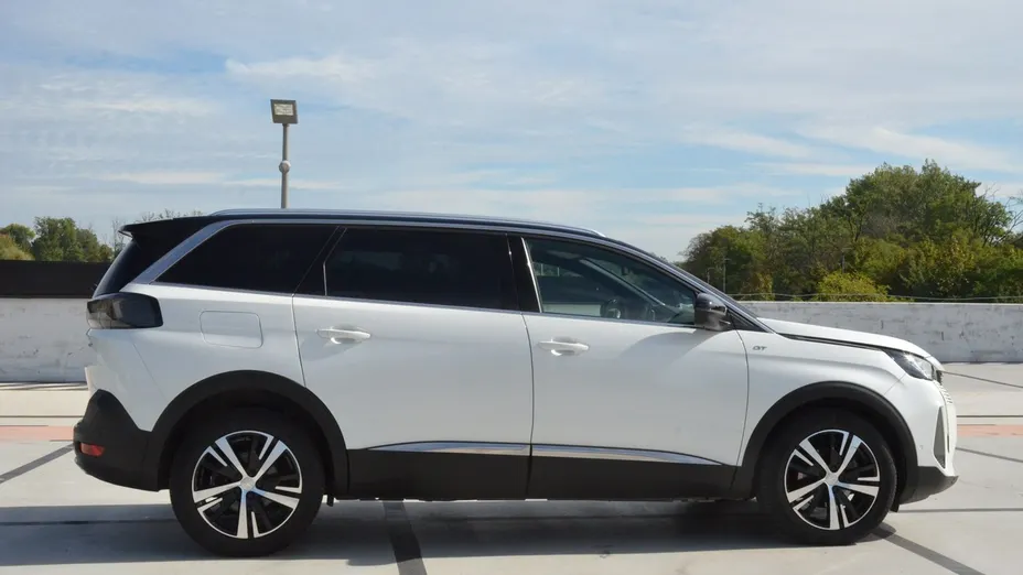 PEUGEOT 5008 -