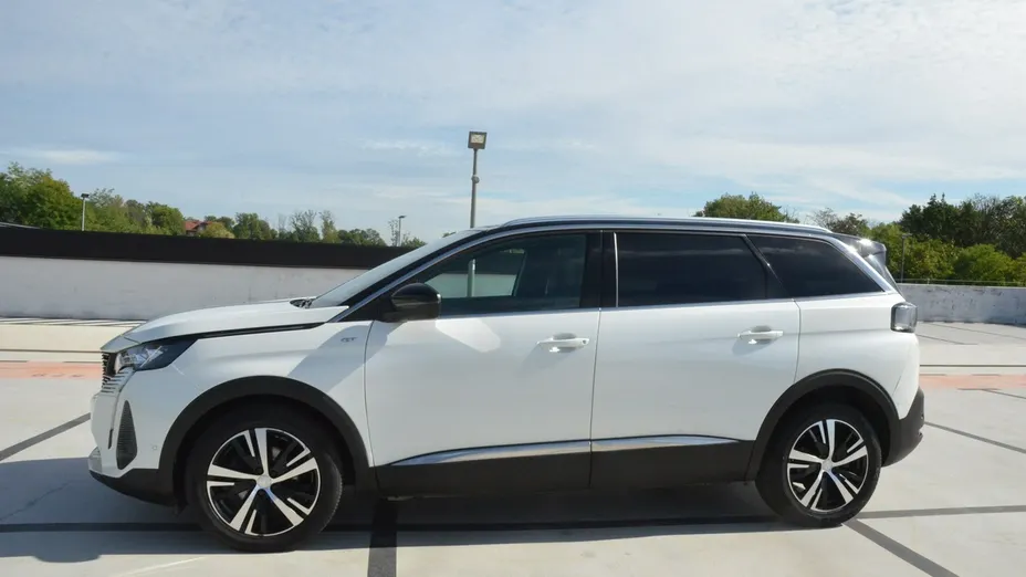 PEUGEOT 5008 -