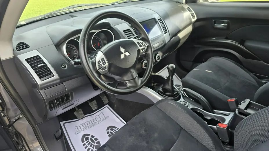 MITSUBISHI Outlander -