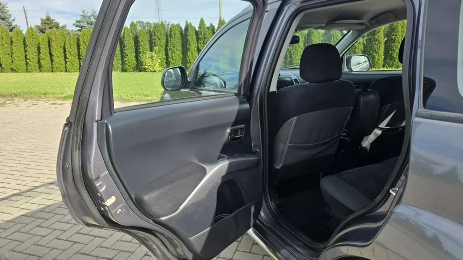 MITSUBISHI Outlander -