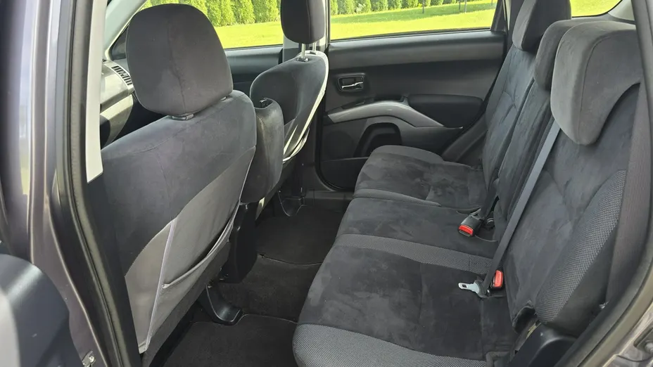 MITSUBISHI Outlander -