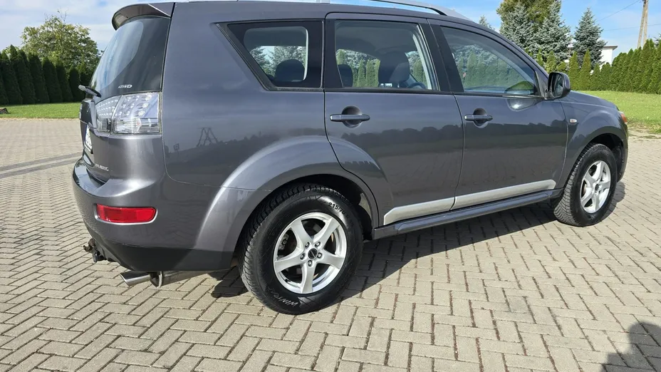 MITSUBISHI Outlander -