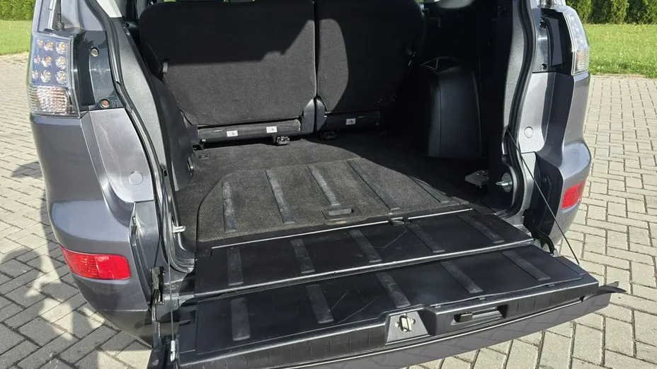 MITSUBISHI Outlander -