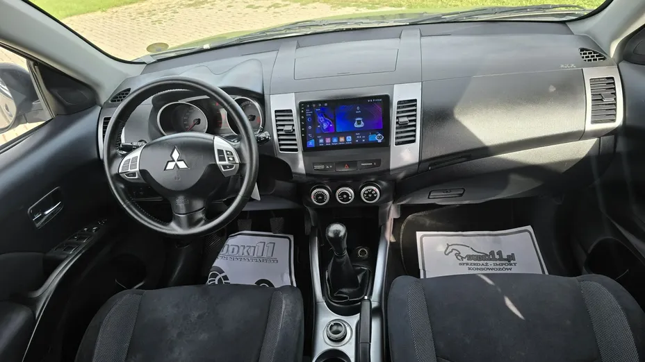 MITSUBISHI Outlander -
