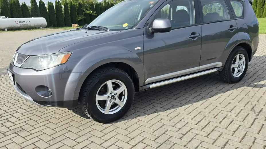 MITSUBISHI Outlander -