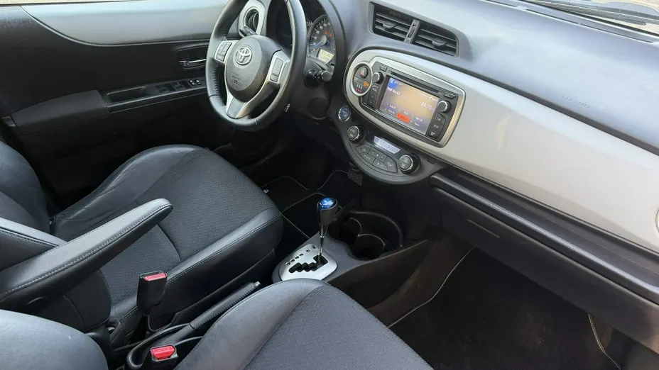 TOYOTA Yaris -