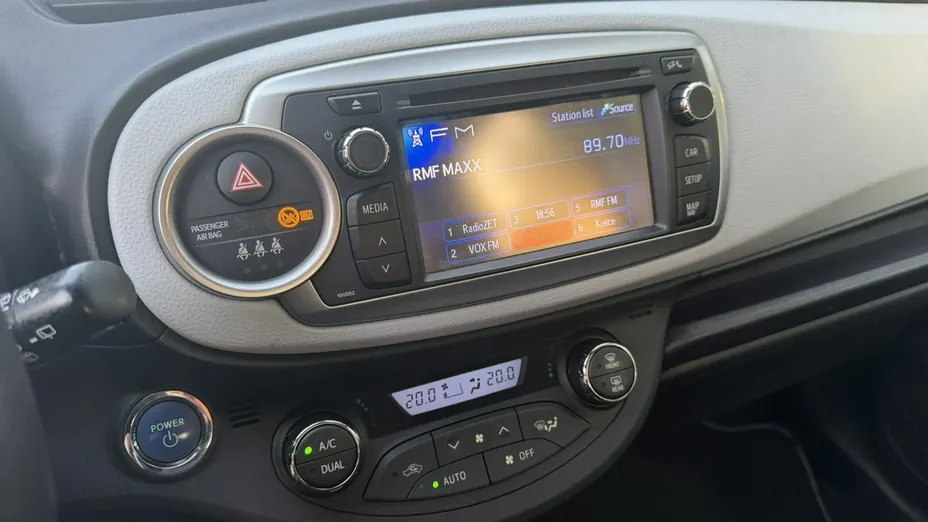 TOYOTA Yaris -