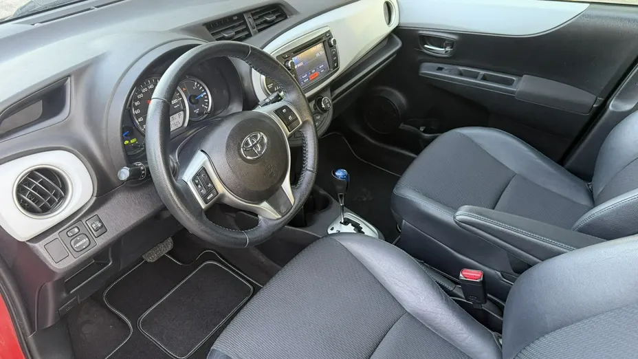 TOYOTA Yaris -