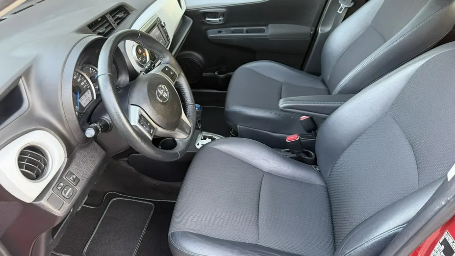 TOYOTA Yaris -