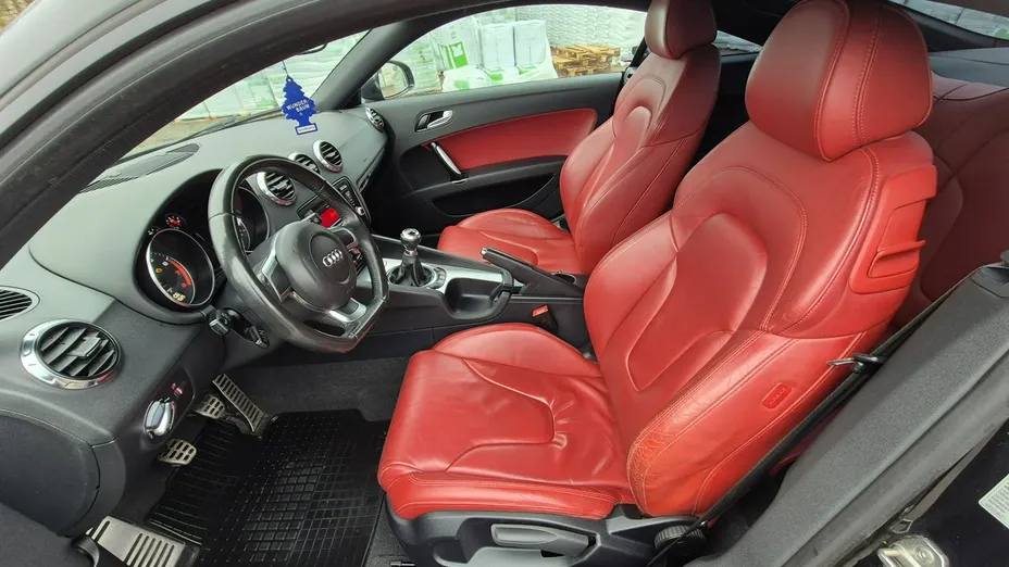 AUDI TT -