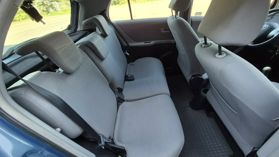 TOYOTA Yaris -