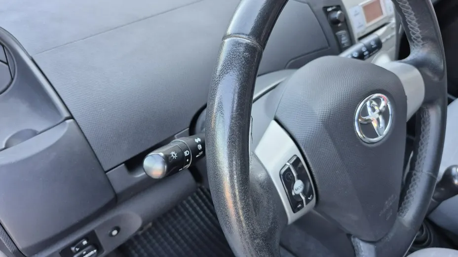 TOYOTA Yaris -