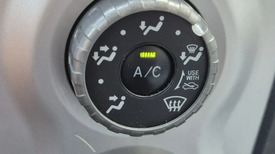 TOYOTA Yaris -