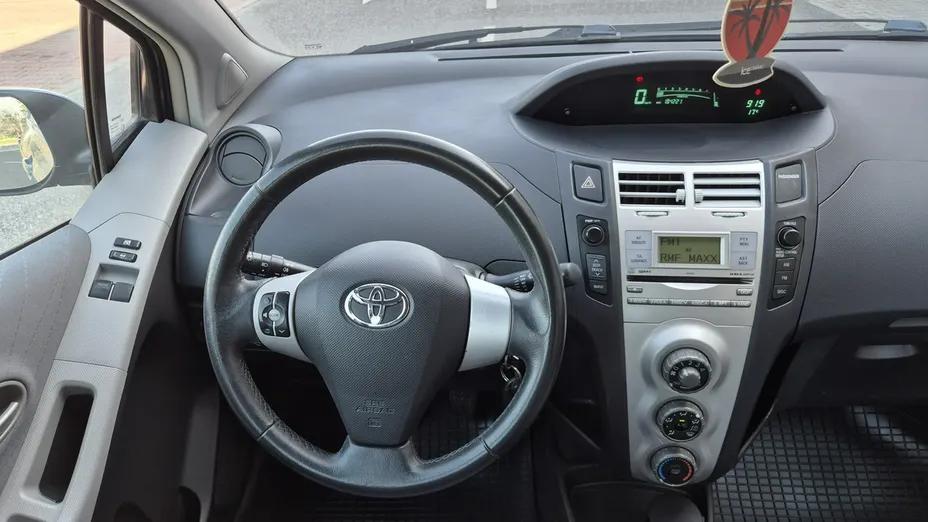 TOYOTA Yaris -