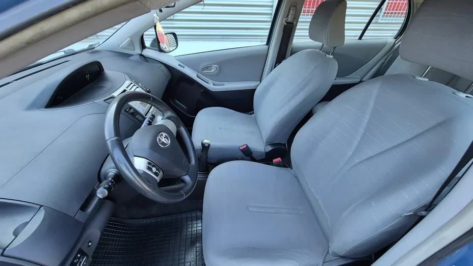 TOYOTA Yaris -