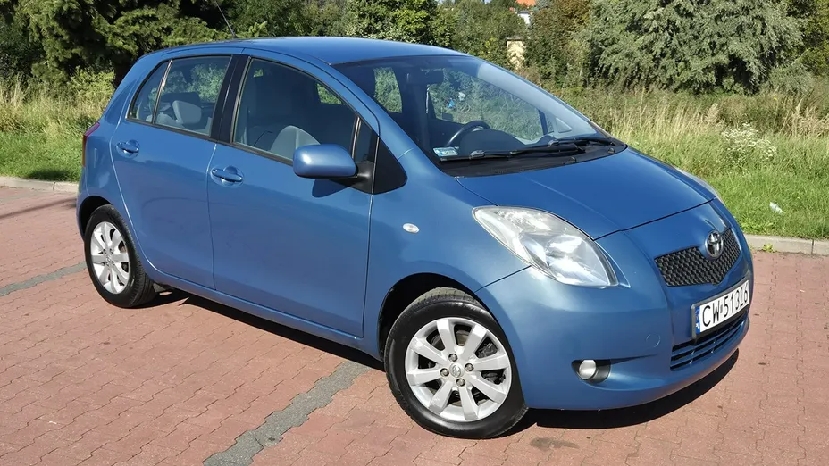 TOYOTA Yaris -