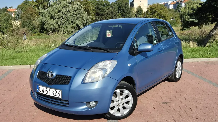 TOYOTA Yaris -