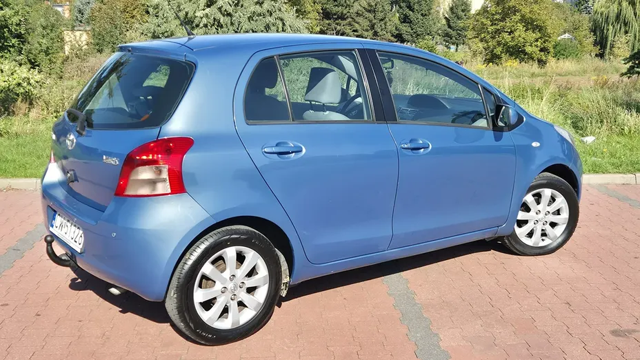 TOYOTA Yaris -