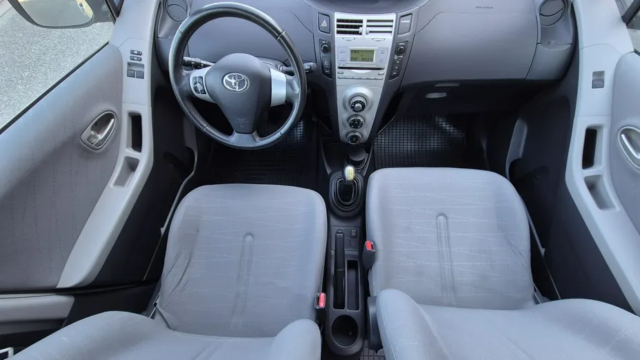 TOYOTA Yaris -