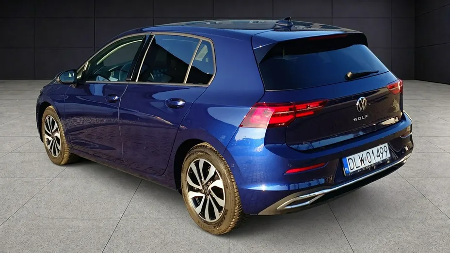 VOLKSWAGEN Golf -