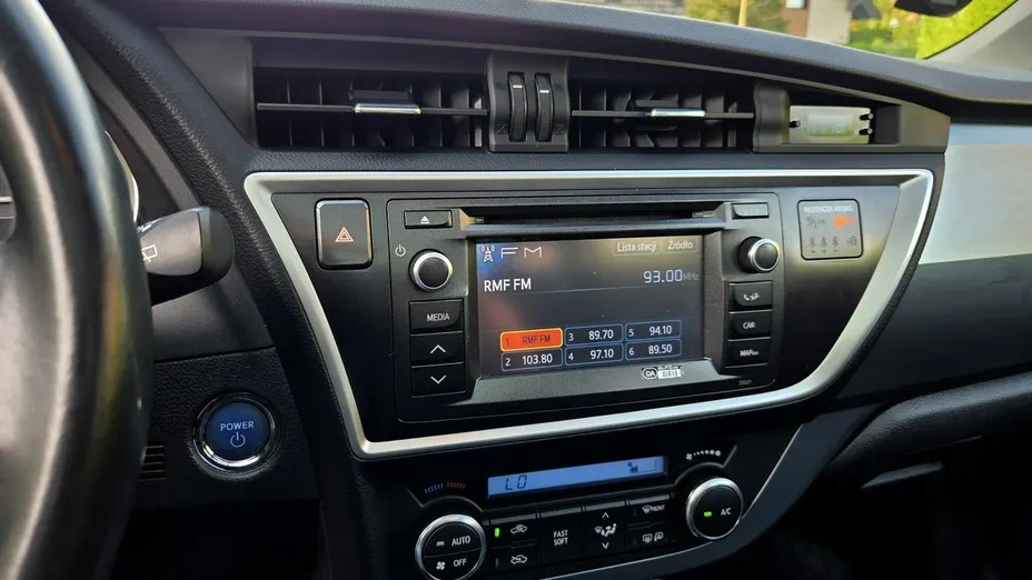 TOYOTA Auris -